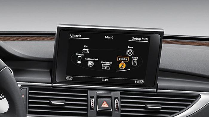 Η Audi αναβάθμισε το infotainment σύστημα MMI Navigation plus σε MMI touch, το οποίο προσφέρει στάνταρ σύνδεση internet μέσω του LTE.